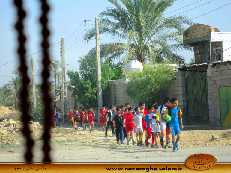 دانش آموزان در حال برگشتن از سالن ورزشی به سمت مدرسه
