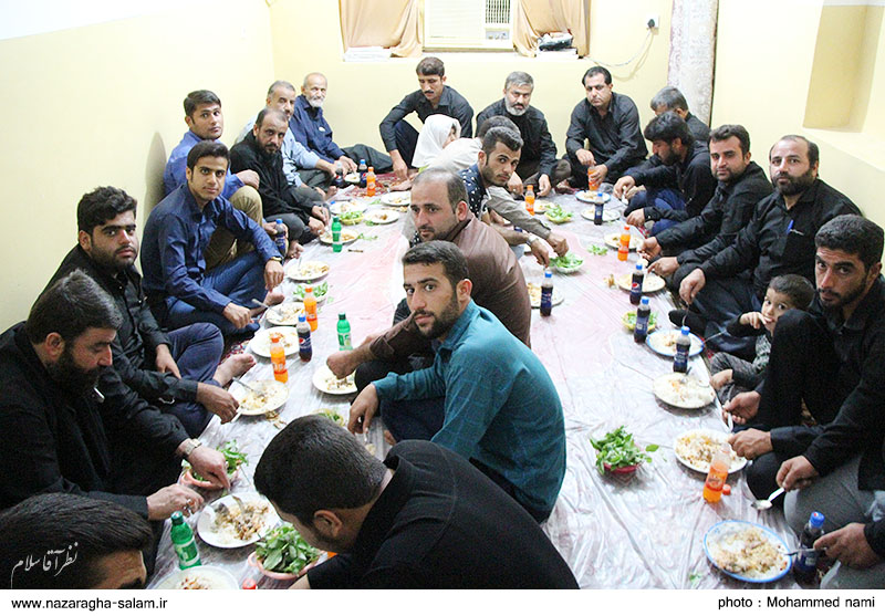 تصاویری از میزبانی خانواده مرحوم باقر دریسی از خادمان سیدالشهداء(ع) در شب عاشورای حسینی با طعام نذری